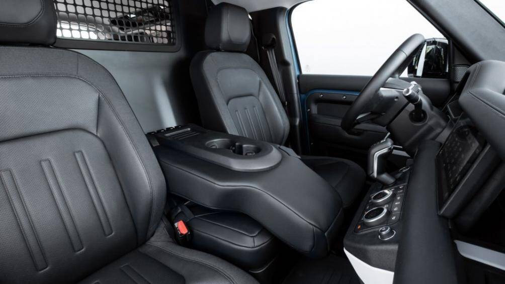 Màn hình thông tin giải trí Pivi Pro hiện đại của Land Rover giúp kiểm soát trực quan, kịp thời tất cả các chức năng chính của xe