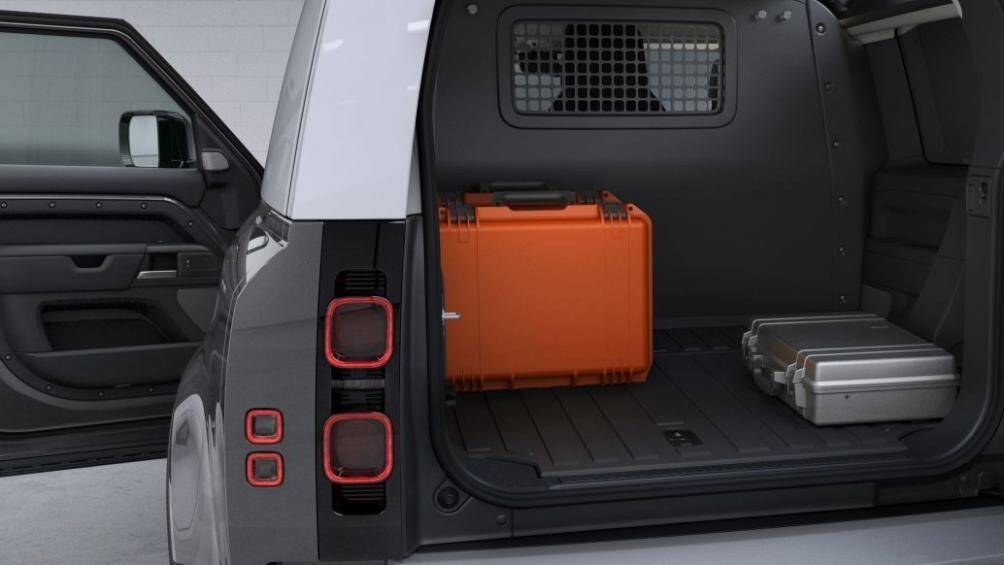 Xe được trang bị một tấm lót sàn cho phiên bản 110 Hard Top, khoang chứa đồ này có dung tích lên tới 155 lít