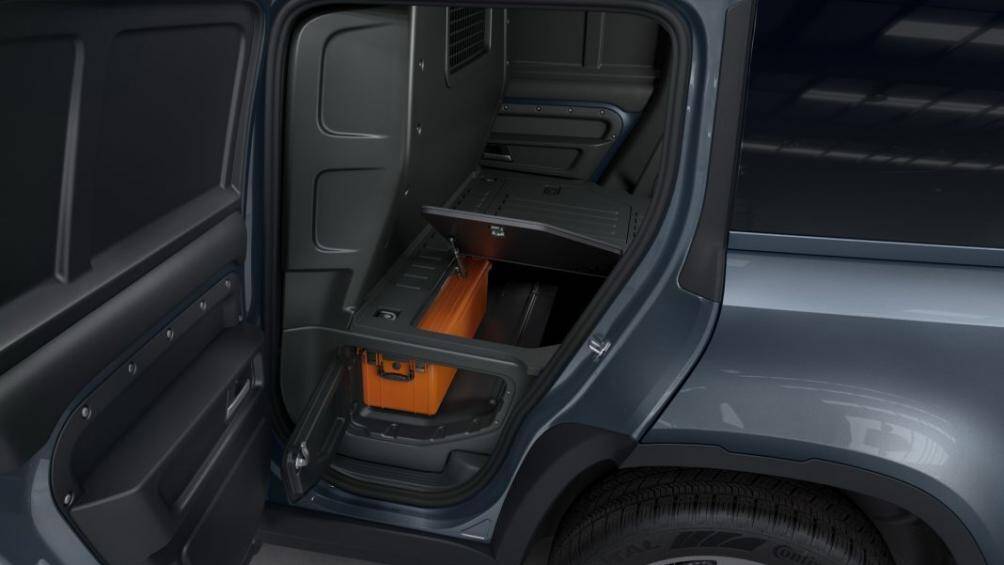 Đồng thời, vách ngăn đi kèm với bốn móc treo ở phía không gian tải và hai lưới xếp hàng ở phía cabin của 110 để dành cho những vật dụng nhỏ