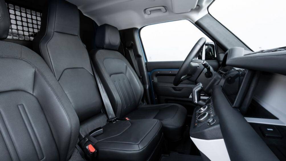 Vách ngăn được thiết kế an toàn, đem lại trải nghiệm tốt hơn cho người ngồi ở khoang trước mà không bị ảnh hưởng hay tác động bởi khoang chứa hàng phía sau