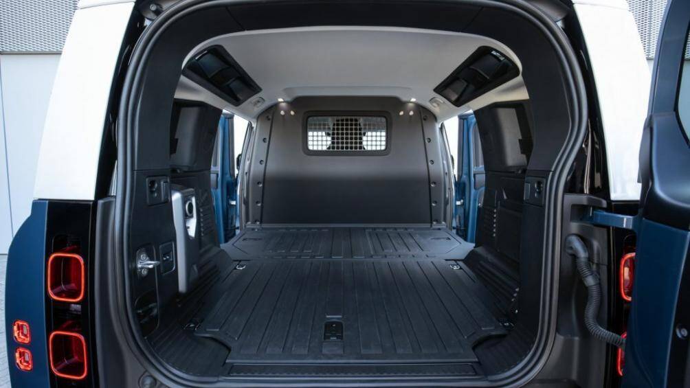 Thêm vào đó, Defender Hard Top còn được trang bị nhiều loại giá đỡ và phụ kiện trên nóc xe giúp đem đến khả năng chở hàng vượt trội