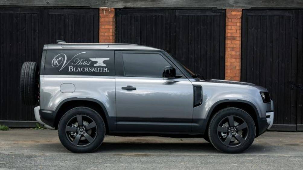 Defender Hard Top là sự kết hợp giữa khoang nội thất đầy hiện đại với hai ghế trước, cùng với đó chính là tùy chọn ghế gập ở giữa hai ghế trước