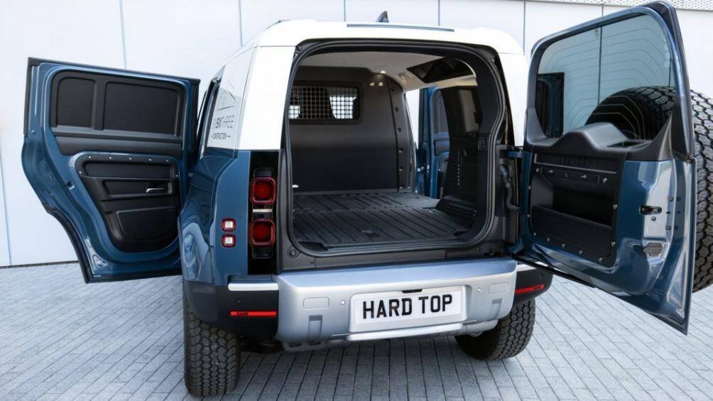 Điều ấn tượng nhất chính là việc loại hàng ghế phía sau, kết hợp với đó chính là vách ngăn với khoang lái phía trước