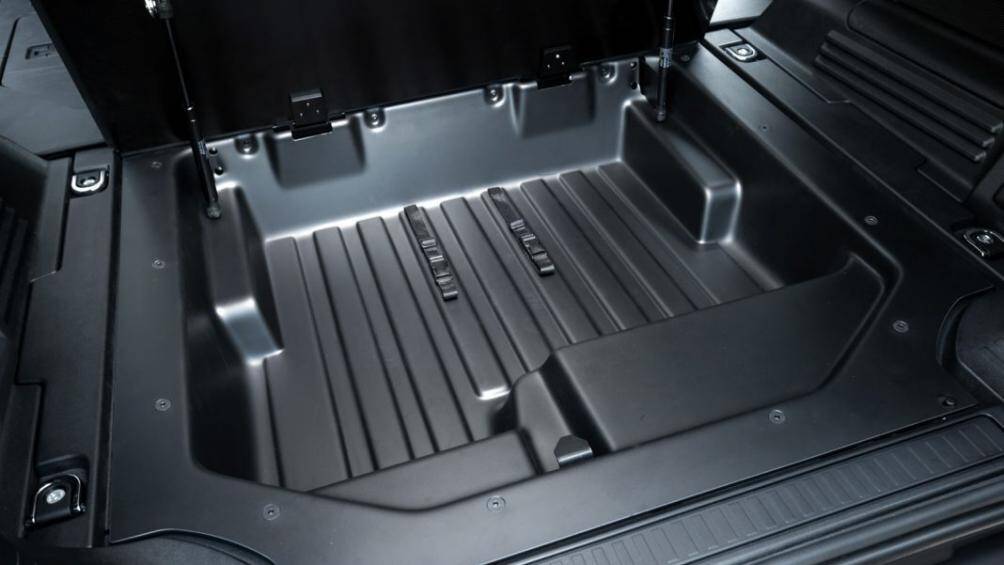 Từ đó, chiếc xe có khả năng cung cấp không gian chứa đồ lần lượt là 1.355 lít cho Defender 90 Hard Top và 2.059 lít cho Defender 110 Hard Top