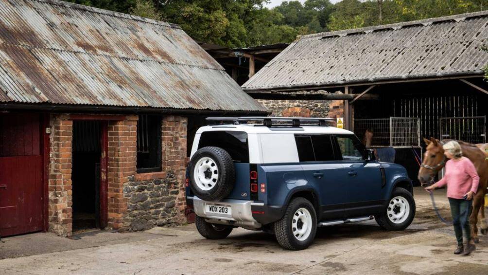 Để có tầm nhìn không bị cản trở ra phía sau xe, bất kể chỗ chứa hàng đã đầy hay có hành khách ngồi trên ghế gập, chiếc xe đã được trang bị Camera ClearSight