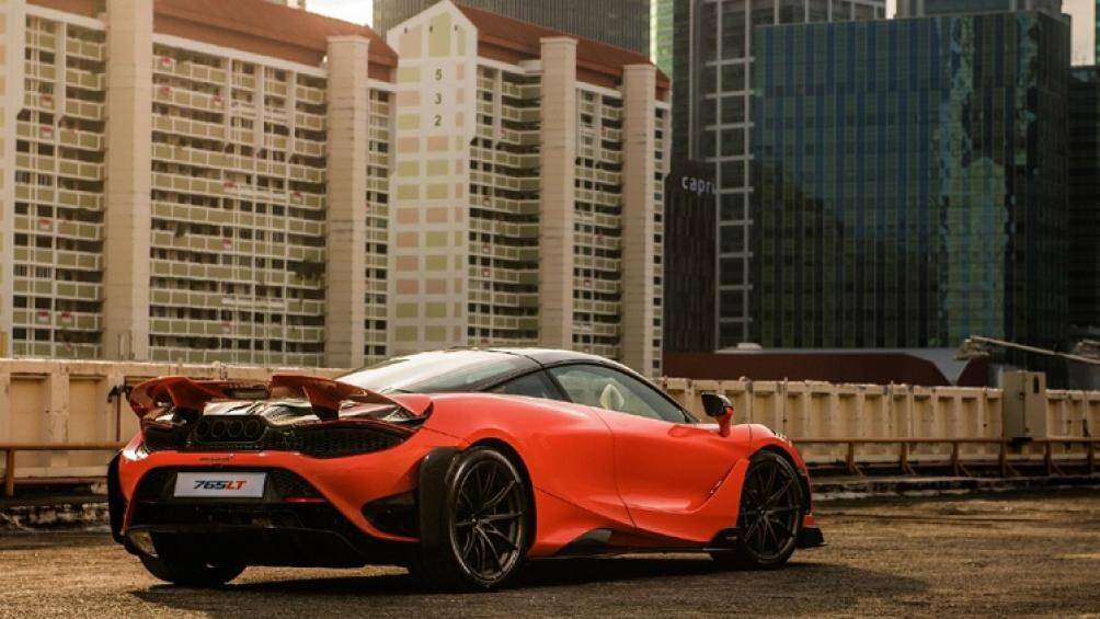 Ngoài ra McLaren 765LT còn có mô-men xoắn cực đại 800 Nm, tăng 30 Nm so với siêu xe McLaren 720S đang giữ nhiều danh hiệu ở các cuộc đua drag 400m hay 800m