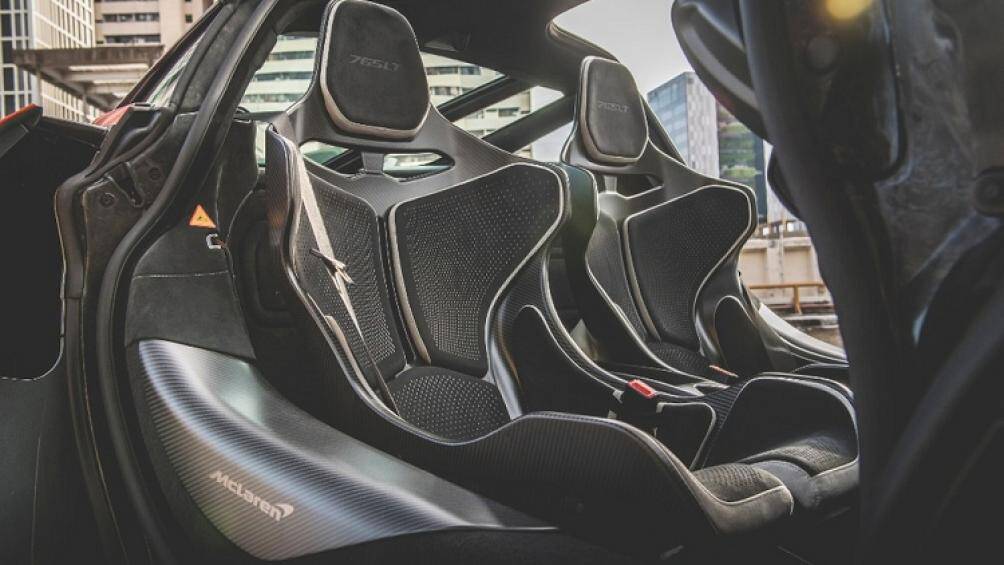 Siêu xe hàng hiếm McLaren 765LT còn được trang bị một cánh gió đuôi cố định dạng  lớn nhằm giúp xe tăng lực ép xuống mặt đường một cách tốt nhất