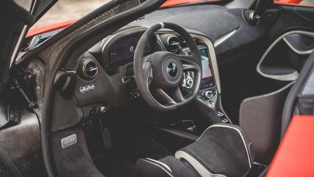 Khoang lái của siêu xe phiên bản giới hạn McLaren 765LT đã bỏ trang bị tiêu chuẩn là loa và hệ thống điều hoà để có trọng lượng lý tưởng nhất