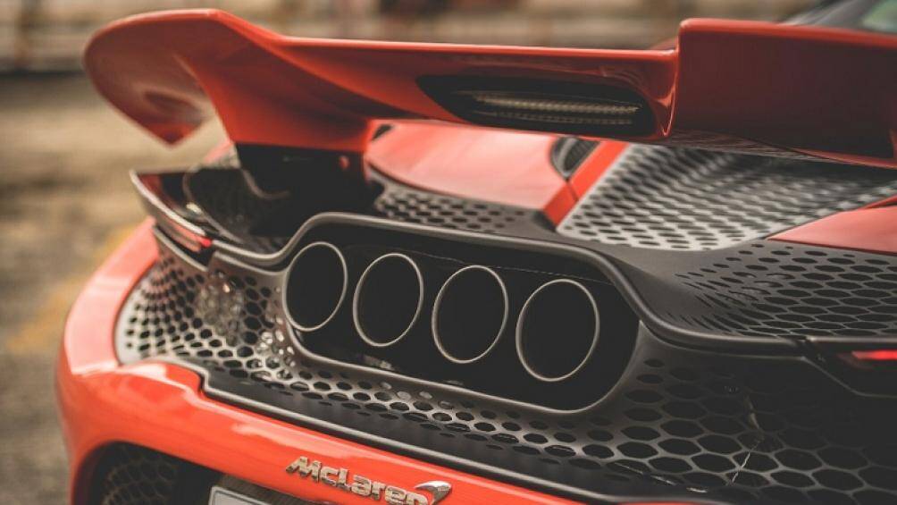 McLaren 765LT cũng chính là chiếc siêu xe McLaren có số lượng ống xả nhiều nhất hiện nay, với cụm pô tròn 4 lỗ xếp hàng ngang