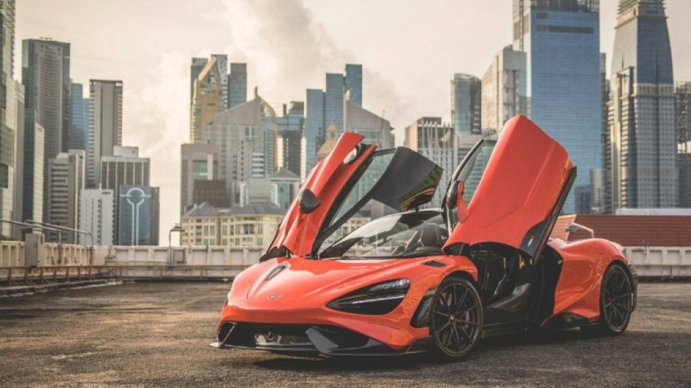Siêu xe McLaren 765LT còn nhẹ hơn 80 kg so với phiên bản tiêu chuẩn với sợi carbon tiên tiến, ống xả titan cũng như kính xe mỏng hơn