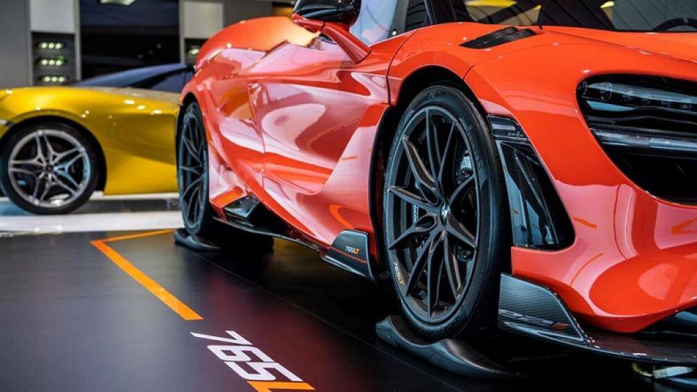 Xe mang trên mình bộ bánh xe 10 chấu độc quyền đi kèm với lốp Pirelli P Zero Trofeo R. Phía bên trong là phanh gốm carbon lấy ý tưởng của McLaren Senna