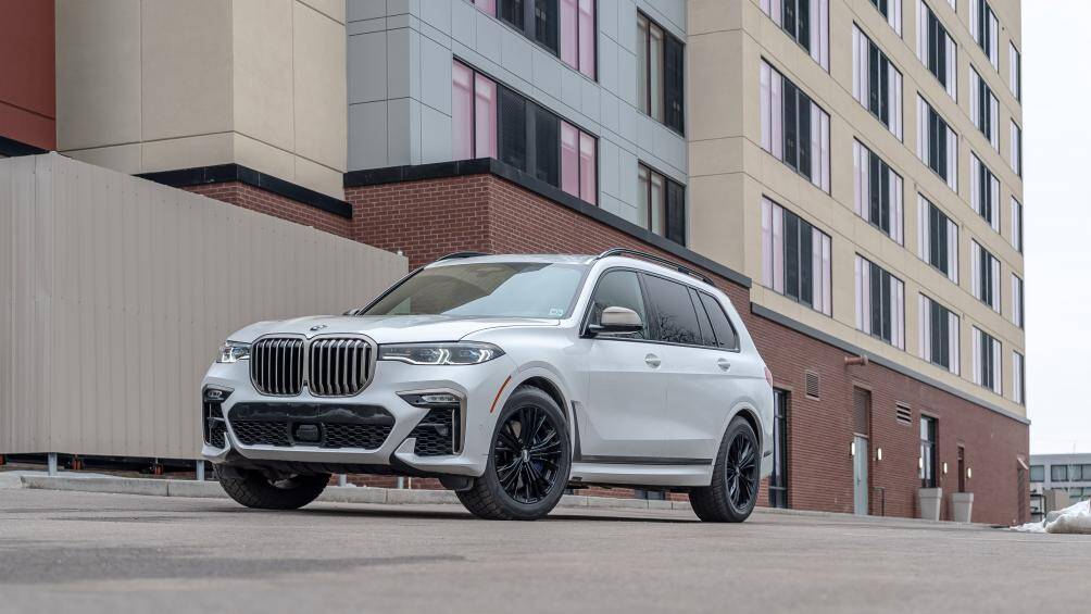 BMW X7 M50i sở hữu khoang nội thất rộng rãi, khả năng tăng tốc cũng vượt trội với động cơ 4.4L V8 tăng áp kép