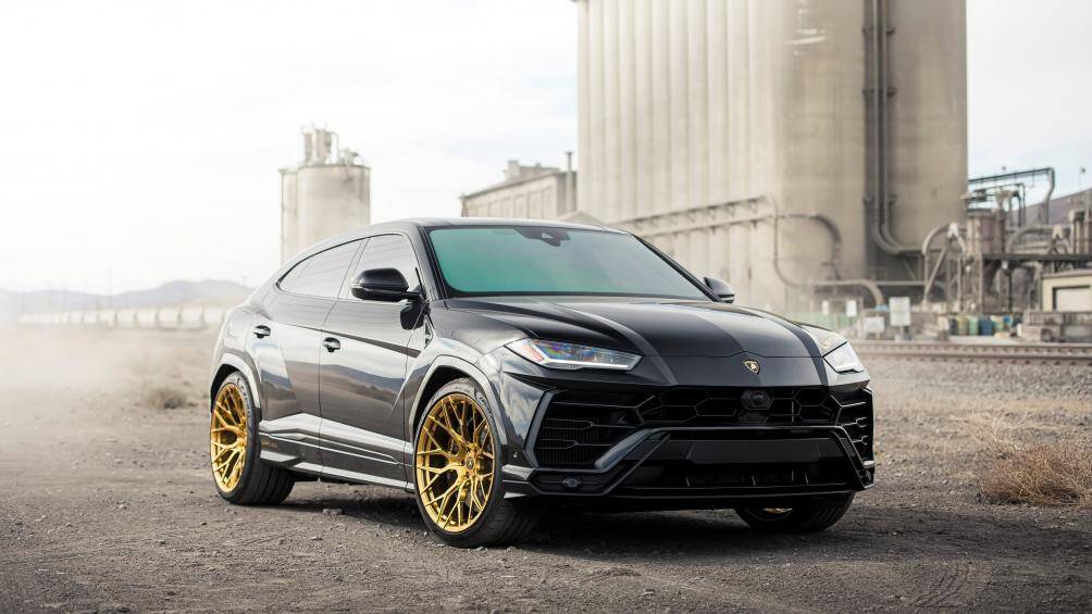 Lamborghini Urus được trang bị động cơ V8 4.0L tăng áp kép đi kèm hệ dẫn động bốn bánh, tăng tốc 0-100km/h trong 3,6 giây, tốc độ tối đa 306 km/h