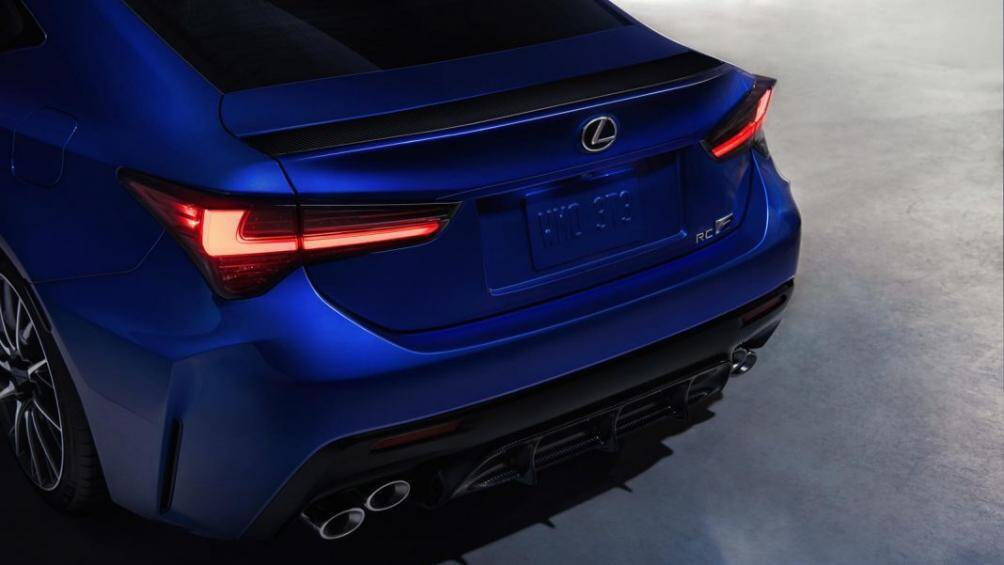 RC F mang trong mình khối động cơ V8, dung tích 5.0 lít cho công suất tối đa 472 mã lực, nhờ đó chiếc xe có thể tăng tốc lên 100 km/h trong 3,96 giây