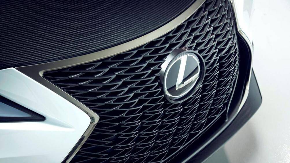 Những nâng cấp mà Lexus muốn nói đến ở đây là bộ phanh gốm – carbon hiệu năng cao do Brembo sản xuất, hệ thống ống xả được làm bằng titan...