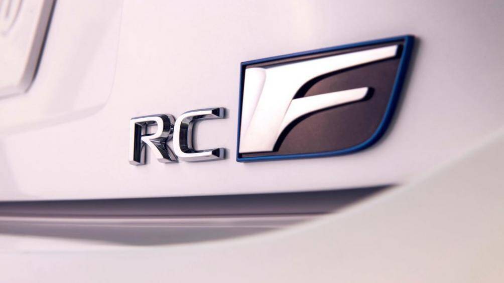 Trọng lượng của xe được tinh giảm nhẹ hơn 80 kg so với bản tiêu chuẩn, điều này giúp chiếc xe có khả năng tăng tốc nhanh hơn