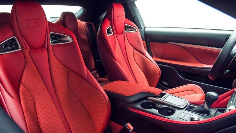 Khoang lái của phiên bản đặc biệt này sở hữu da bọc màu đỏ làm chủ đạo với các chi tiết được làm bằng vật liệu Alcantara