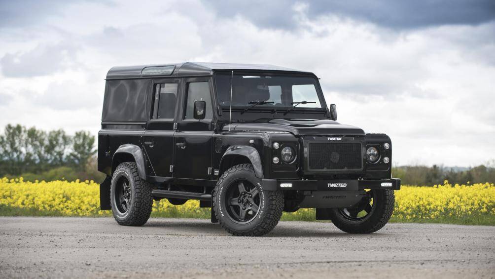 Twisted Automotive Defender cũng là mẫu xe của thương hiệu Land Rover. Tại Anh, xe có giá bán 160.000 bảng (tương đương 4,7 tỷ đồng), sử dụng khối động cơ 6.2L V8 cho công suất tối đa 520 mã lực