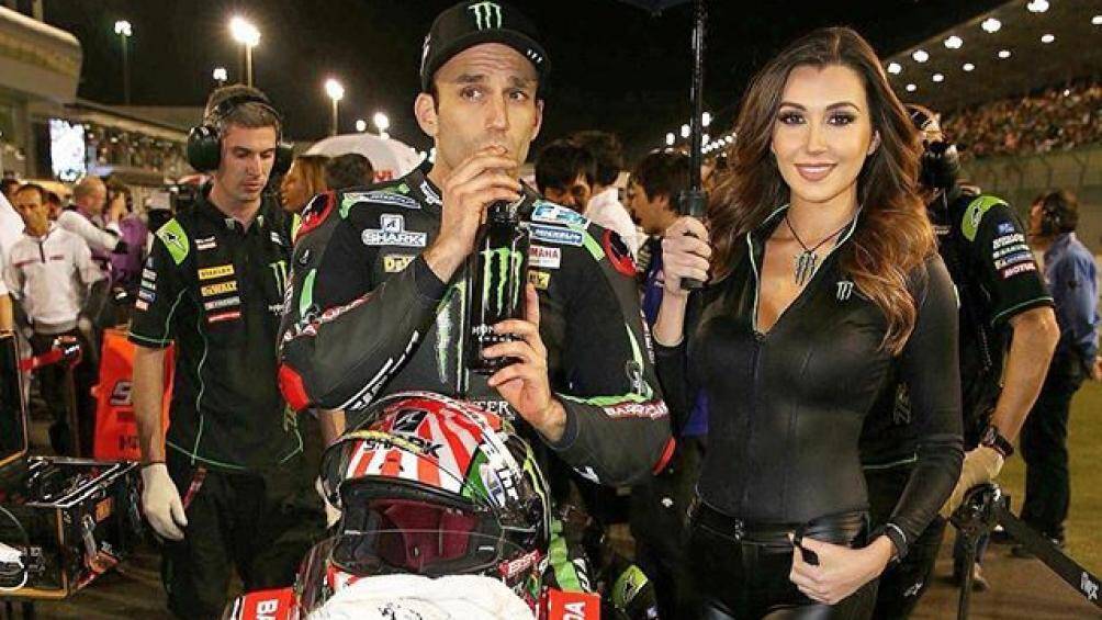 Cô luôn xuất hiện kịp thời để bổ sung dinh dưỡng cho các tay đua