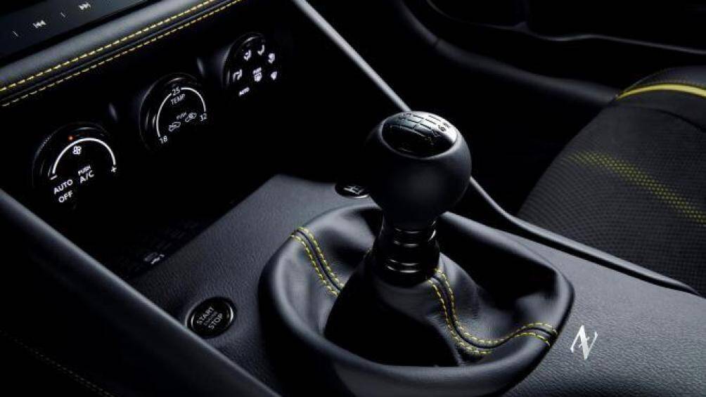Z Proto vẫn sở hữu hộp số sàn sáu cấp với động cơ V6 tăng áp kép tuy nhiên Nissan cho biết trong tương lai, xe sẽ có thêm hộp số tự động