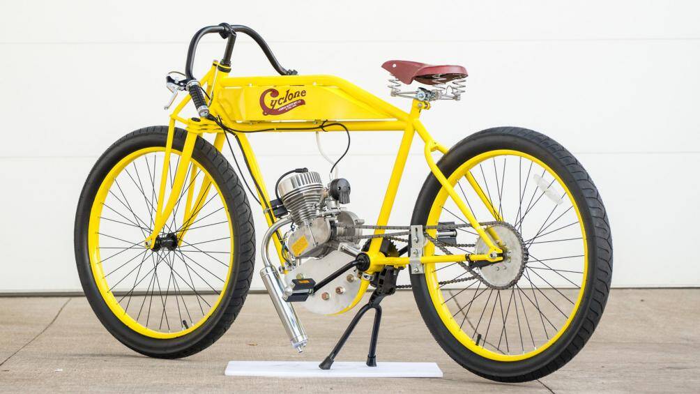 Trong số 10 chiếc xe nhà sưu tập người Mỹ EJ Cole đem đấu giá, nổi bật nhất là chiếc Cyclone Board Track racer 1915 đã được bán với giá 775.000 USD