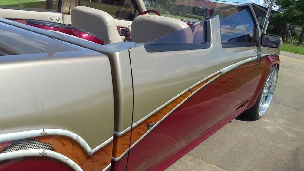 Nó sở hữu hệ thống cửa tự sát cài chốt phía sau và phần nóc cùng cửa kính bị cắt chéo, cộng thêm đó là lớp sơn hai tông màu sâm panh và đỏ tía