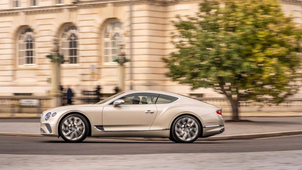 Phiên bản V8 này sẽ được trang bị công nghệ chống lật chủ động bằng điện 48V Bentley Dynamic Ride giúp đem lại khả năng kiểm soát và ổn định thân xe