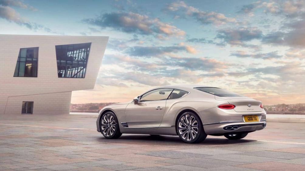 Chiếc xe còn được trang bị ốp gương màu Satin Silver cũng như bậc cửa được đính chữ Mulliner, đèn cửa chiếu logo Mulliner