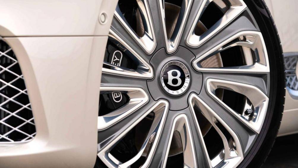 Continental GT Mulliner được trang bị bộ mâm đa chấu màu xám satin có kích thước lên tới 20 inch, các viền mâm được hoàn thiện với màu chrome
