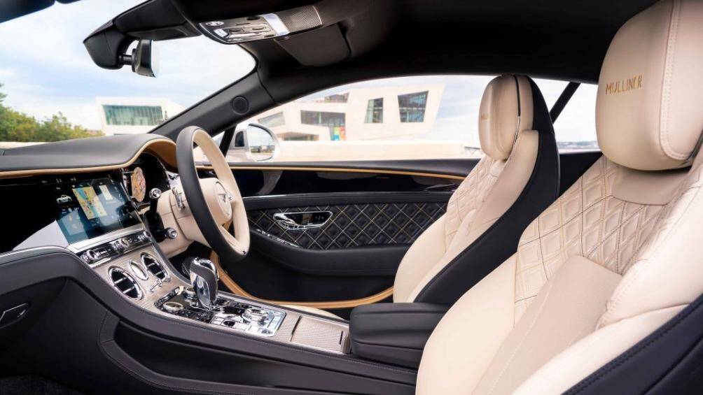 Bên trong, Bentley Continental GT Mulliner được thiết kế nhằm thể hiện tối đa vẻ xa hoa, sang trọng của một chiếc xe siêu sang đến từ Anh Quốc
