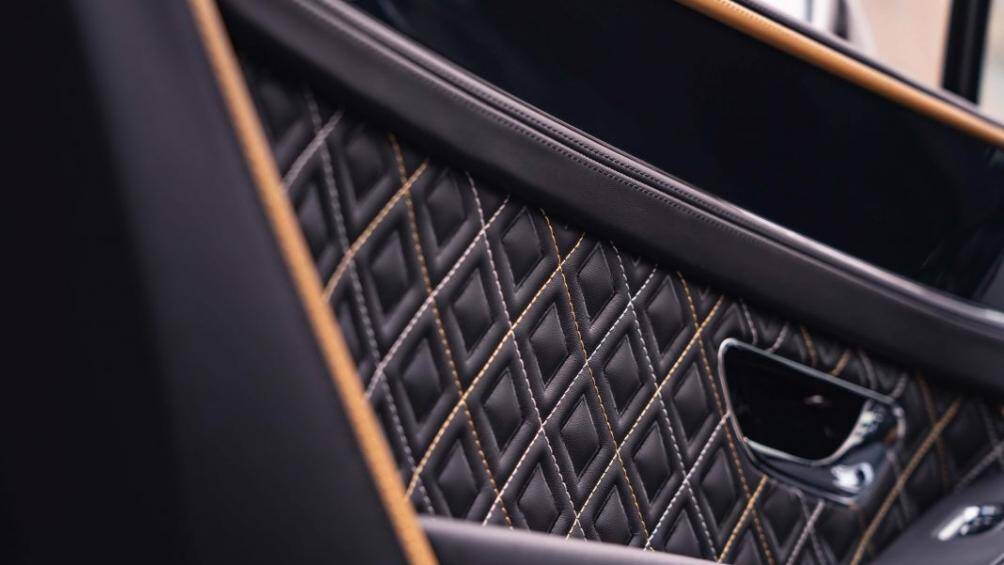 Tương tự phiên bản GT Convertible Mulliner trước đó, phiên bản này cũng sở hữu khoang nội thất được thiết kế với các họa tiết kim cương