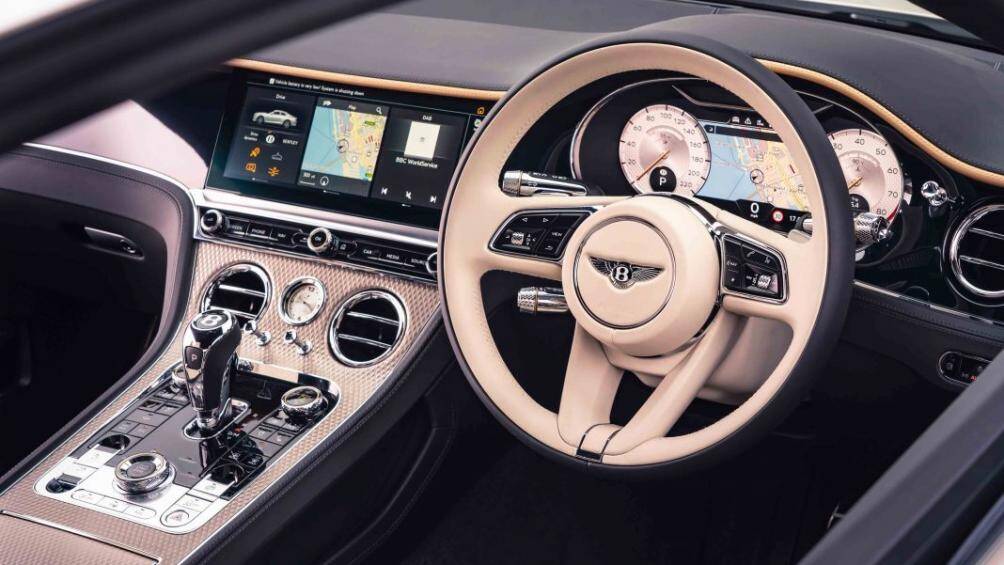 Khoang nội thất này có thể phối hợp giữa hai màu da khác nhau cùng với những đường chỉ khác màu nhằm tạo điểm nhấn cho chiếc xe