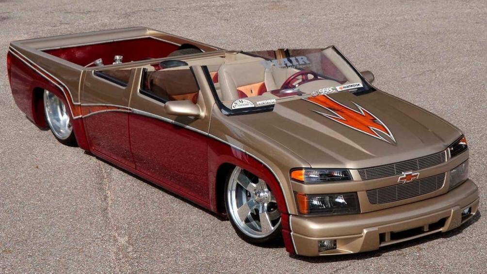 Không chỉ được độ lại theo phong cách low-rider (những chiếc xe có thể nhún nhảy nhờ can thiệp hệ thống giảm xóc, thanh giằng) mà phần nóc xe cũng được cắt bỏ