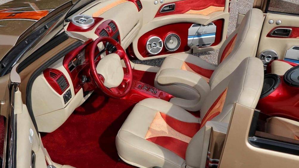 Ở bên trong, mọi thứ cũng điên rồ không kém với ghế ngồi được bọc chất liệu hỗn hợp giả da và da rắn màu đỏ tía và rám nắng để tương ứng ngoại thất