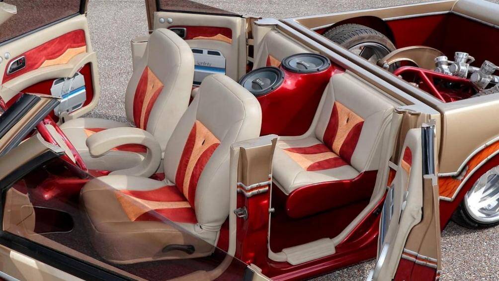 Những trang bị độ ngoại thất đáng lưu ý khác bao gồm không có tay nắm cửa chính, cửa hậu và cửa bình nhiên liệu, nắp capô Reflexxion...