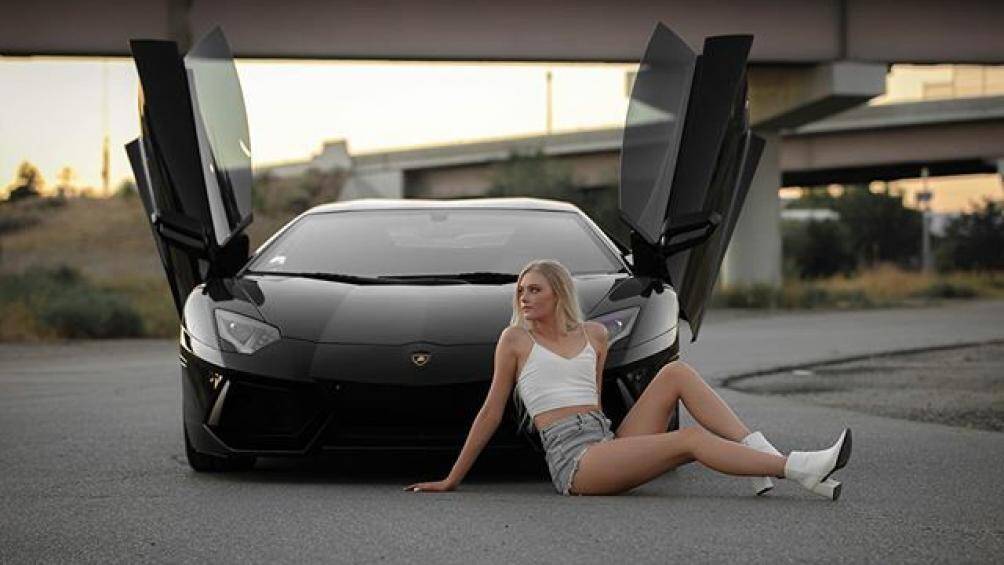 Tựa vào "chàng trai" Lamborghini Aventador đen huyền bí, mạnh mẽ