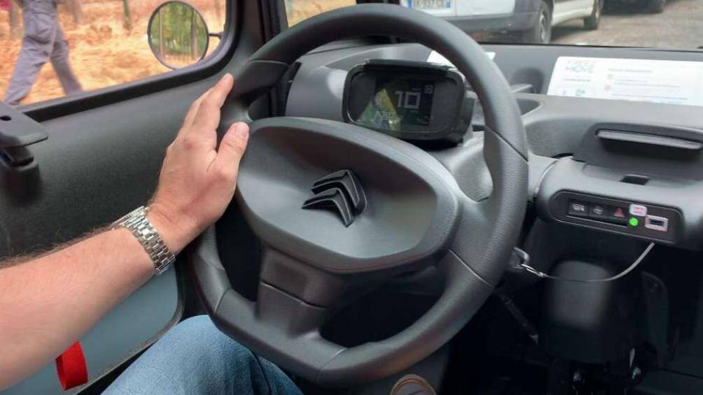 Để sở hữu một chiếc Citroen Ami, kh&aacute;ch h&agrave;ng tại Ph&aacute;p sẽ phải chi &iacute;t nhất 6.000 Euro (khoảng 7.100 USD - tương đương 165 triệu đồng) cho phi&ecirc;n bản cơ bản