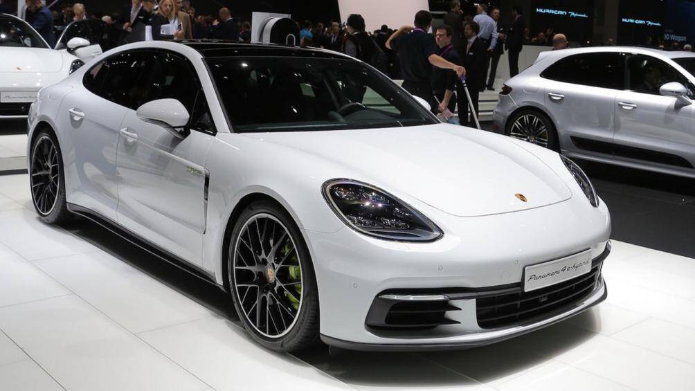 Porsche Panamera S E-hybrid, tăng tốc 0-96 km/h trong 2,9 giây.
Xe dùng động cơ hybrid gồm một mô-tơ điện 136 mã lực kết hợp với động cơ V8 tăng áp kép 550 mã lực