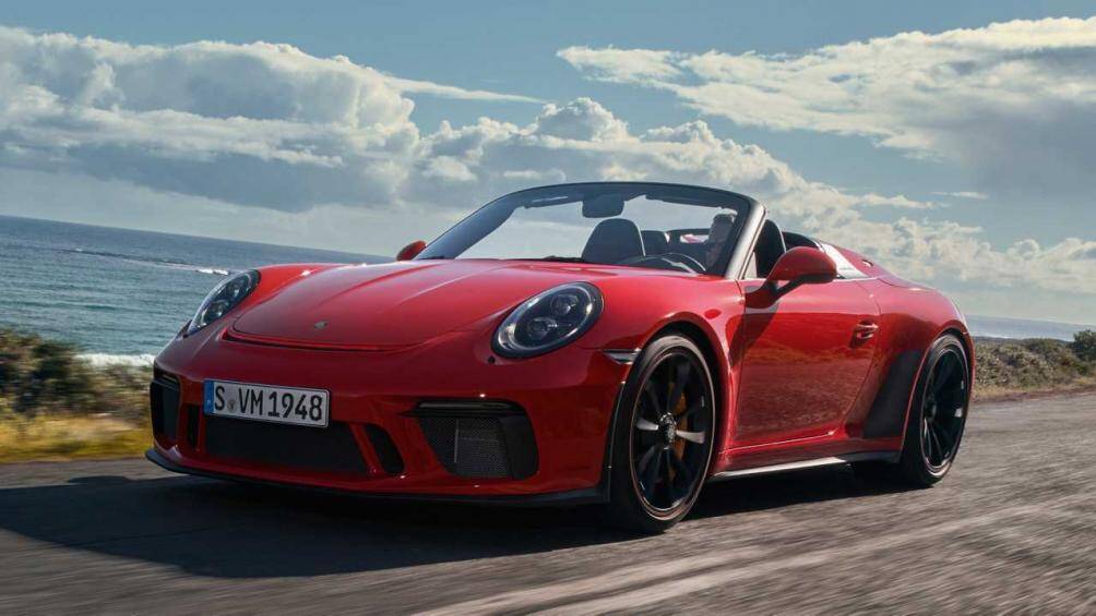 Porsche 911 Speedster, tăng tốc 0-96 km/h trong 3,5 giây.
911 Speedster là chiếc Speedster đầu tiên sử dụng khung Porsche GT, giá bán của xe là 270.000 USD