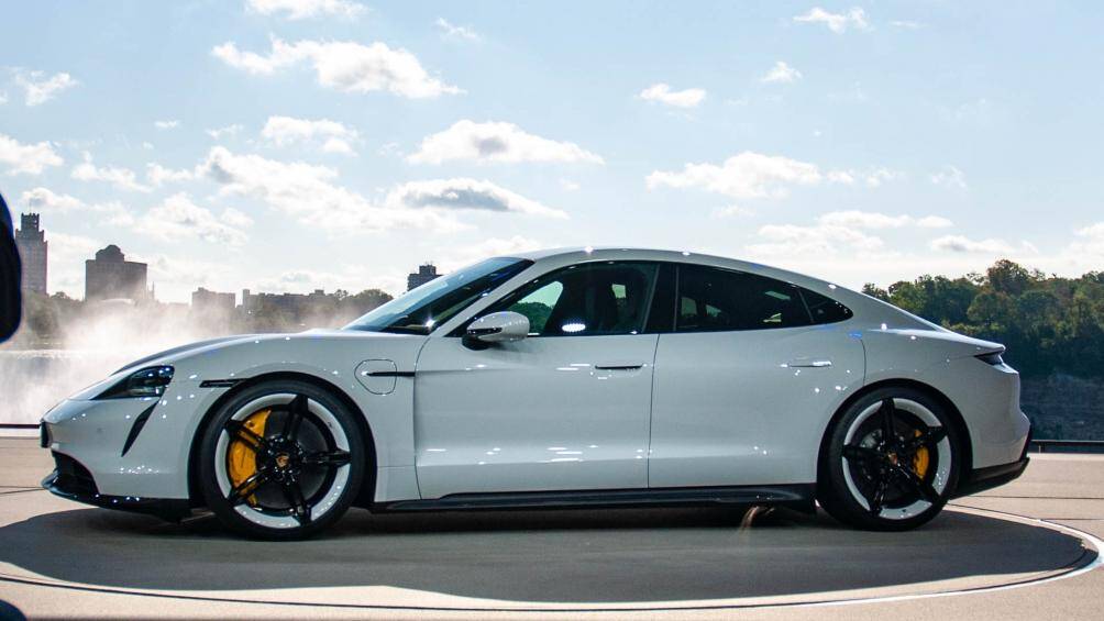 Porsche Taycan Turbo S, tăng tốc 0-96 km/h trong 2,4 giây.
Mặc dù có khối lượng lên tới 2 tấn nhưng Taycan Turbo S tăng tốc 0-96 km/h chỉ với 2,4 giây