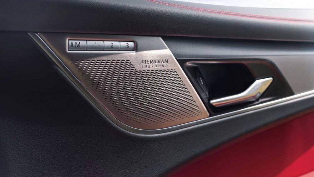 Chiếc xe còn được trang bị hệ thống đèn xung quanh nội thất xe với 10 màu khác nhau cùng hệ thống âm thanh Meridian 14 loa