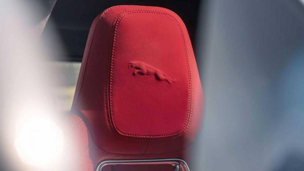 Còn ở phiên bản S 340 sử dụng động cơ tăng áp 3.0 lít 6 xi-lanh với hỗ trợ hybrid nhẹ có khả năng sản sinh công suất 335 mã lực