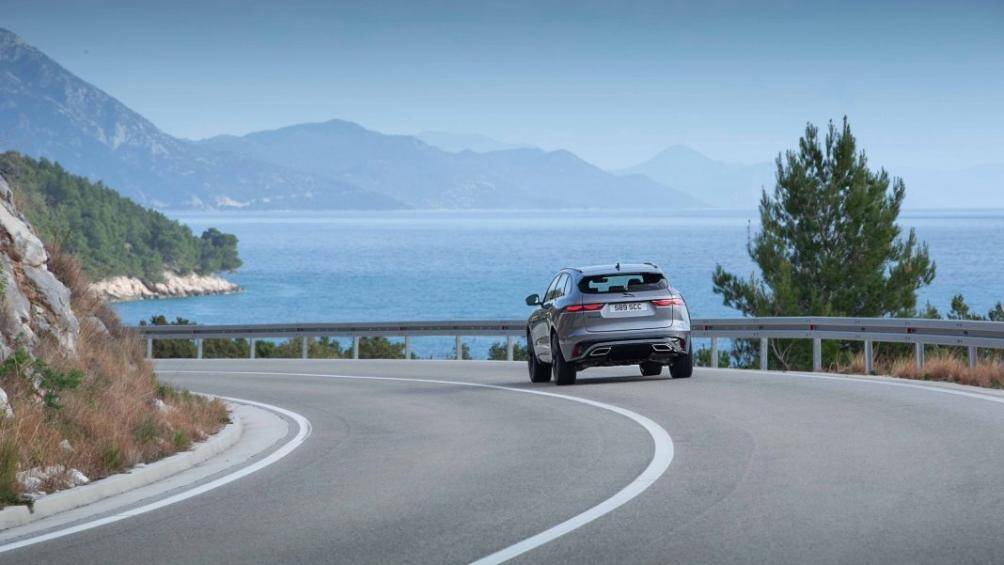 Thêm vào đó, chiếc xe được trang bị đèn chiếu sáng quad-LED siêu mỏng mới với dấu ấn được thiết kế theo kiểu “Double J” Daytime Running Light (DRL)