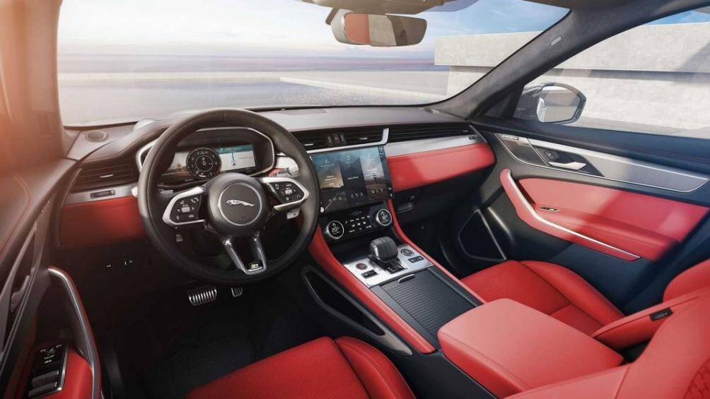 Bảng táp lô được trang bị màn hình điều khiển trung tâm với cấu hình mạnh hơn. Sạc không dây cũng như hộc chứa đồ rộng hơn phiên bản cũ