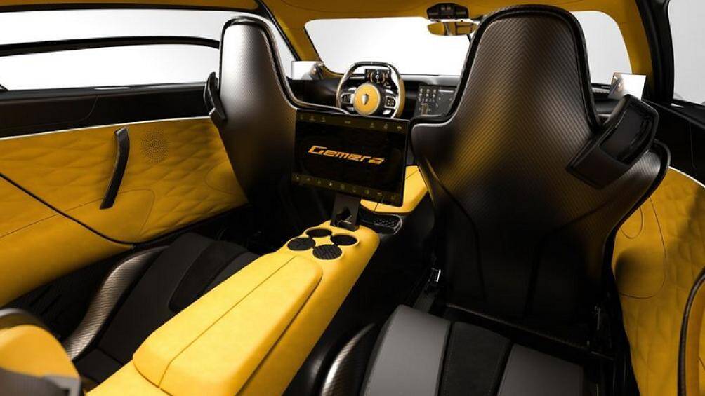 Tuy là một chiếc xe thiên về tốc độ nhưng Koenigsegg Gemera vẫn được trang bị đầy đủ các tiện nghi với khoang cabin bọc da cao cấp, sạc không dây,...