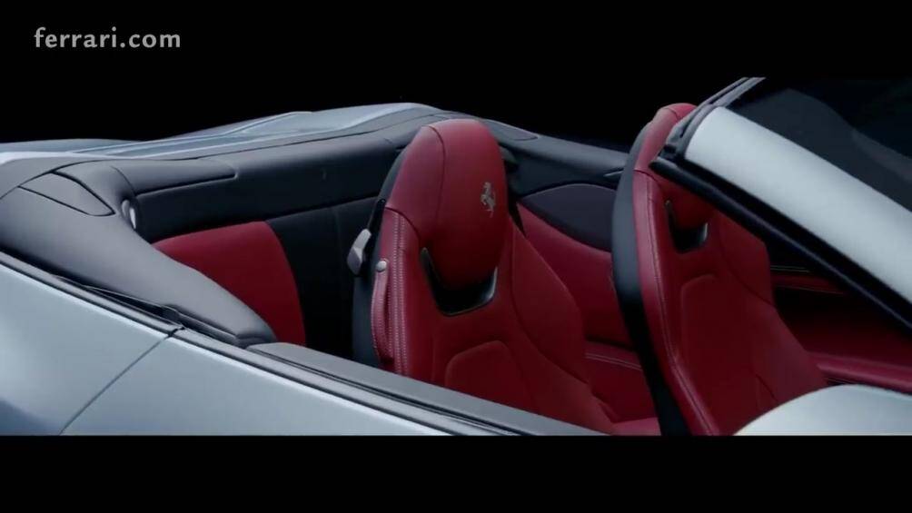 Điểm hạn chế của mui xếp kiểu này là khi mở mui, dung tích khoang hành lý sẽ bị giảm đáng kể khi đây chính là nơi được sử dụng để cất phần mui xe