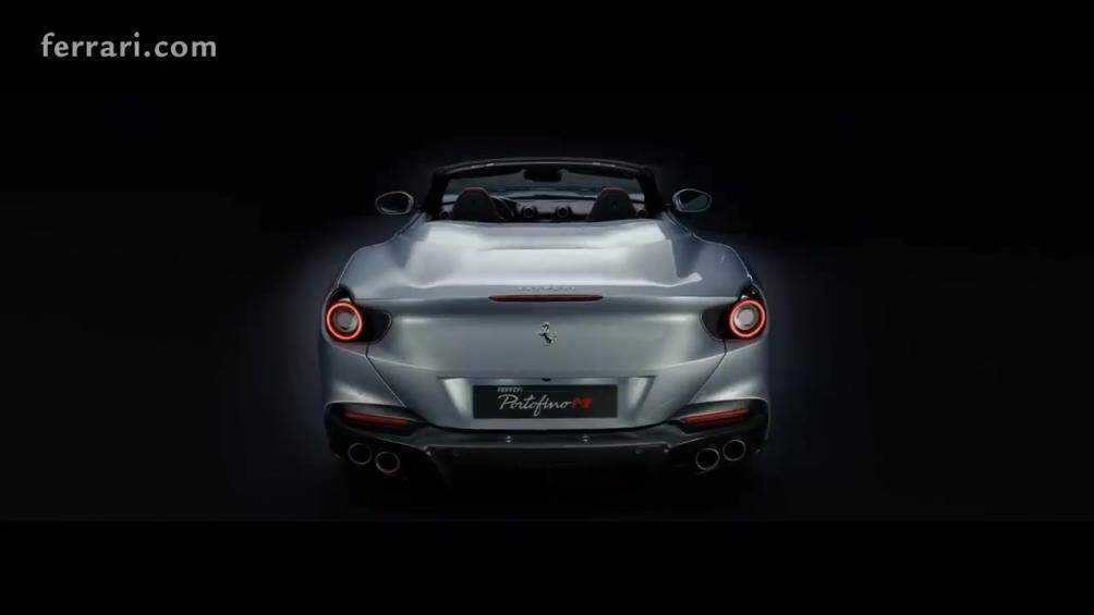 Với việc sử dụng mui xếp giúp chiếc xe có dáng dấp của một chiếc coupe hơn so với những kiểu mui khác