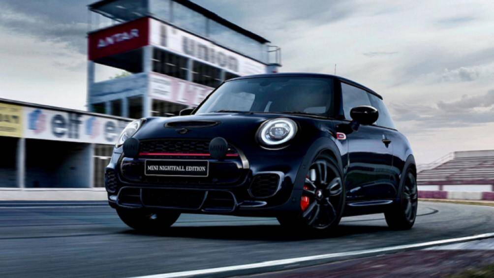 Mini phủ lớp sơn màu đen Enigmatic Black Metallic ở phần ngoại thất của xe, cùng với đó bộ mâm đa chấu kép có kích thước 17 inch cũng được sơn màu đen bóng