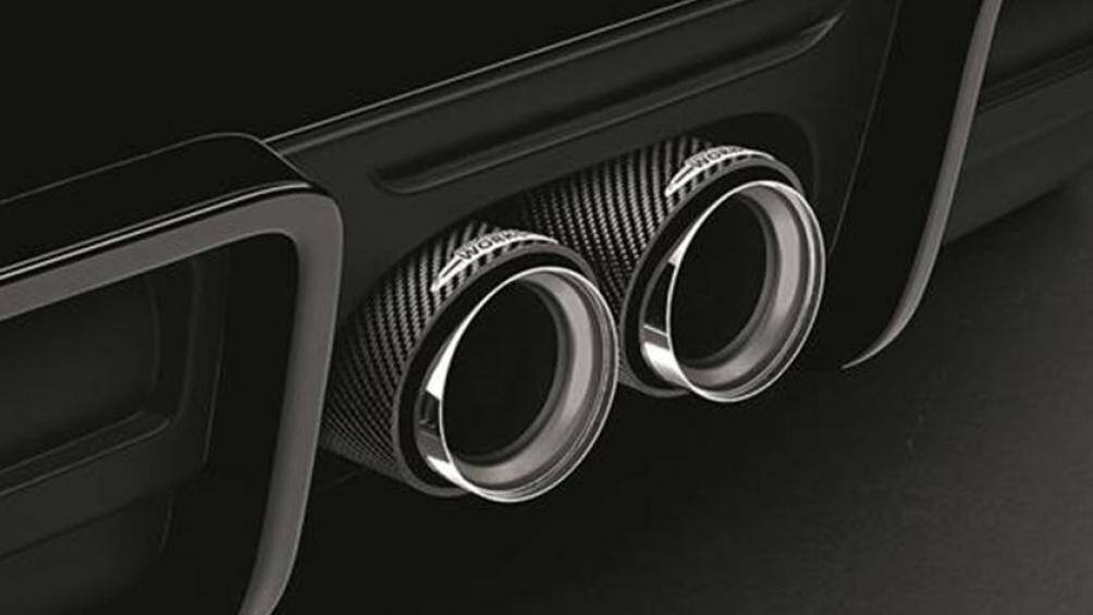 Chiếc xe còn được trang bị thêm một số chi tiết trang trí như hốc gió carbon trên nắp capo, chụp ống xả carbon...