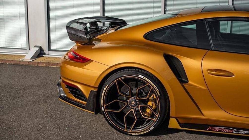 Riêng phần thân Porsche 911 Turbo S Gold Venom được phủ hoàn toàn bằng chất liệu carbon, mạ chất liệu vàng nâu lên trên